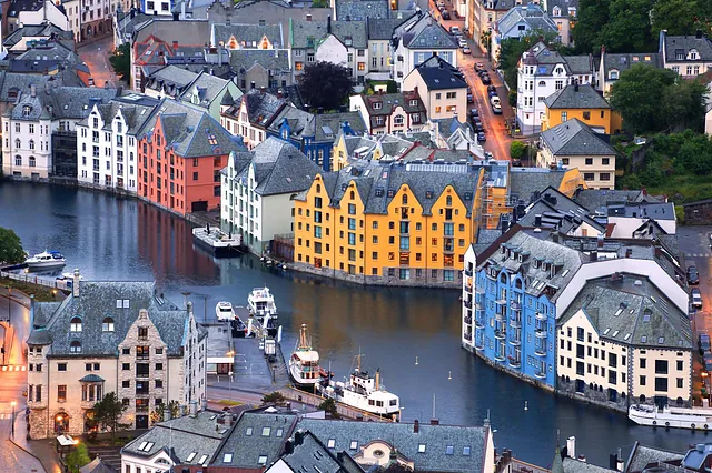 Oversiktsbilde av Ålesund by i overskyet vær med brygge og bebyggelse 