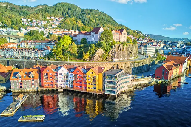 Oversiktsbilde av Bergn by i solskinn med brygge og bebyggelse 